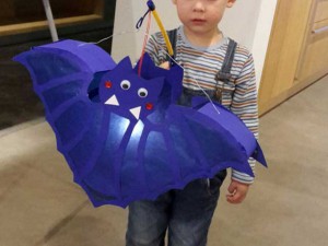 Kinderbetreuung mit Basteln einer Fledermaus