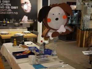 Kinderbetreuung mit Basteln eines Hundes