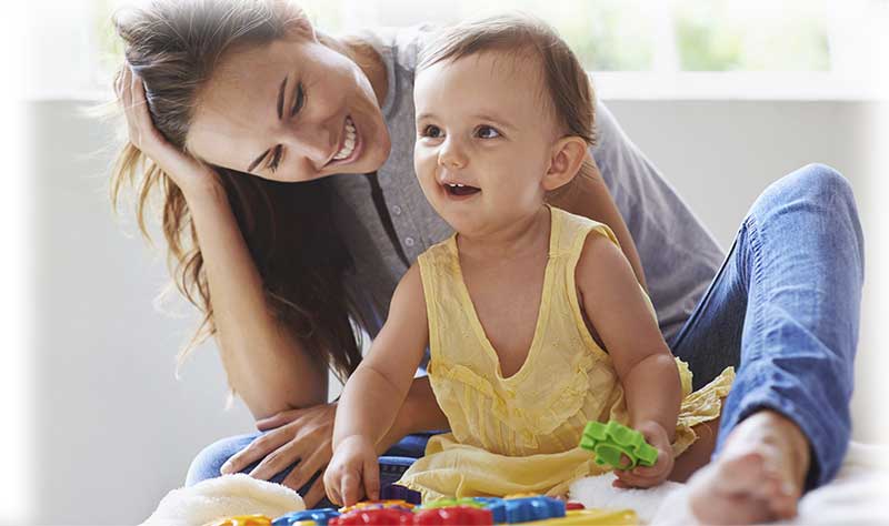 Babysitter spielt mit Kind